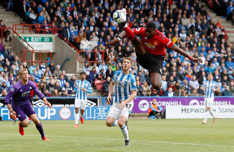Pogba khá vô duyên ở trận đấu này với 2 tình huống đưa bóng chạm xà ngang Pogba khá vô duyên ở trận đấu này với 2 tình huống đưa bóng chạm xà ngang