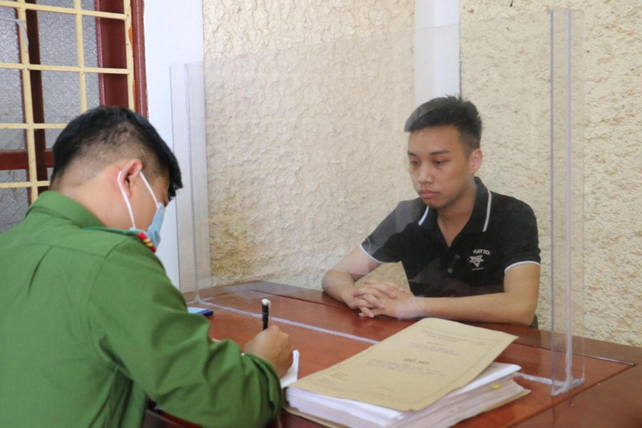 Nguyễn Thành Nhân làm việc với Công an huyện Diễn Châu. Ảnh: Quỳnh Trang Nguyễn Thành Nhân làm việc với Công an huyện Diễn Châu. Ảnh: Quỳnh Trang