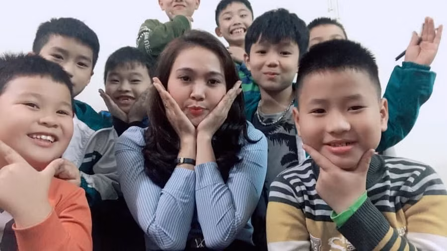 Cô Lê Thị Ánh Tuyết luôn gần gũi, thân thiện với học trò. (Ảnh: NCCC)