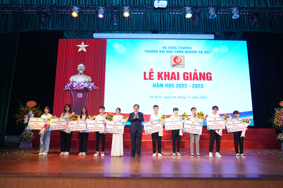 Cũng tại khuôn khổ chương trình, đại diện nhà trường đã tổ chức trao tặng học bổng cho một số tân sinh viên có kết quả đầu vào xuất sắc với giá trị hơn 1,3 tỷ đồng. Cũng tại khuôn khổ chương trình, đại diện nhà trường đã tổ chức trao tặng học bổng cho một số tân sinh viên có kết quả đầu vào xuất sắc với giá trị hơn 1,3 tỷ đồng.