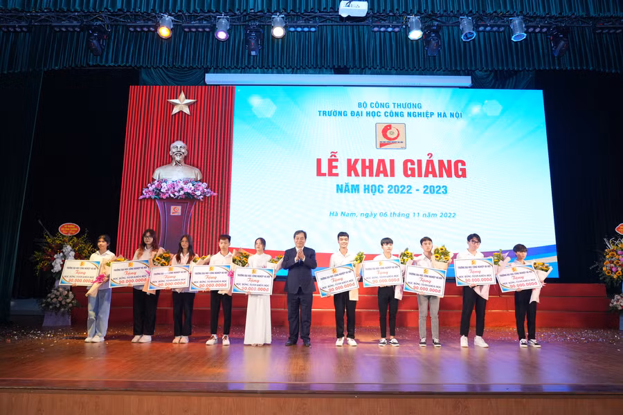 Cũng tại khuôn khổ chương trình, đại diện nhà trường đã tổ chức trao tặng học bổng cho một số tân sinh viên có kết quả đầu vào xuất sắc với giá trị hơn 1,3 tỷ đồng.