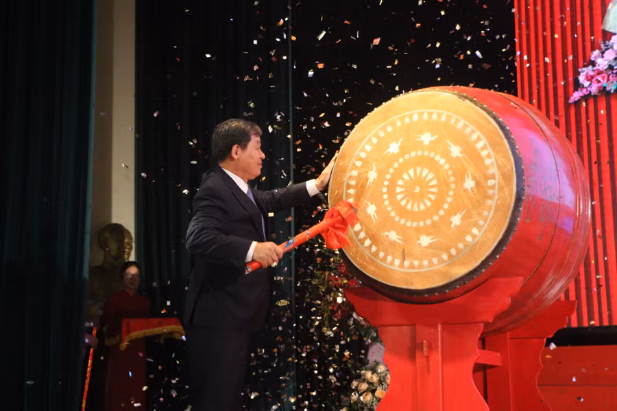 PGS.TS Trần Đức Quý đánh trống khai giảng năm học mới 2022-2023.