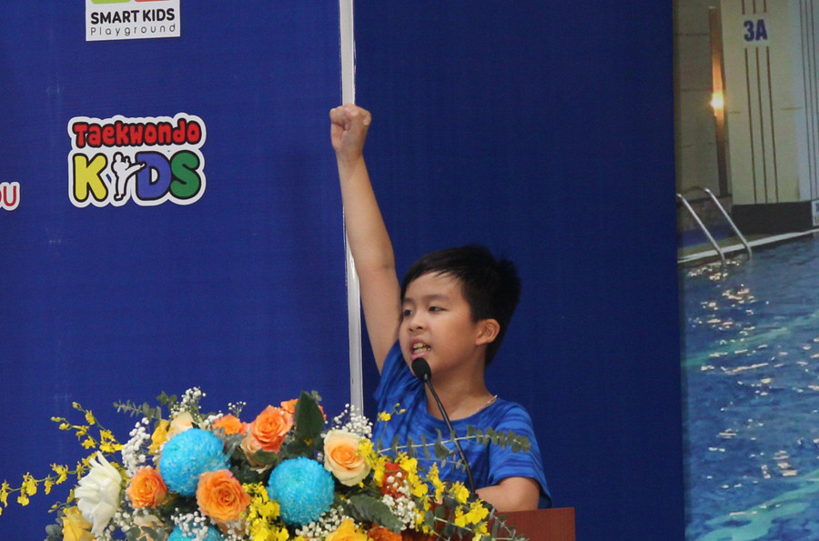Em Bạch Nhật Minh đại diện cho 250 vận động viên tham gia giải bơi thể hiện quyết tâm thi đấu trung thực, hết mình để đạt kết quả cao. Em Bạch Nhật Minh đại diện cho 250 vận động viên tham gia giải bơi thể hiện quyết tâm thi đấu trung thực, hết mình để đạt kết quả cao.