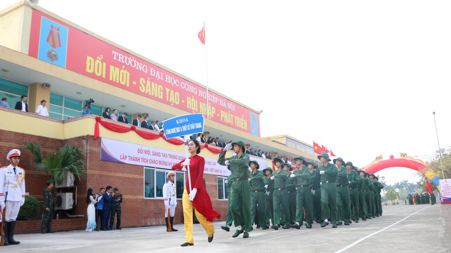 Lễ diễu hành của tân sinh viên các khoa tại cơ sở Hà Nam của Trường ĐH Công nghiệp Hà Nội. Lễ diễu hành của tân sinh viên các khoa tại cơ sở Hà Nam của Trường ĐH Công nghiệp Hà Nội.