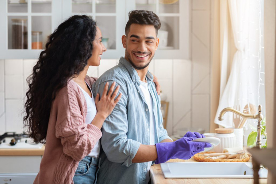 Một trong những mối quan tâm của cặp vợ chồng sống cùng bố mẹ là thiếu sự riêng tư. (Ảnh: ITN). Một trong những mối quan tâm của cặp vợ chồng sống cùng bố mẹ là thiếu sự riêng tư. (Ảnh: ITN).