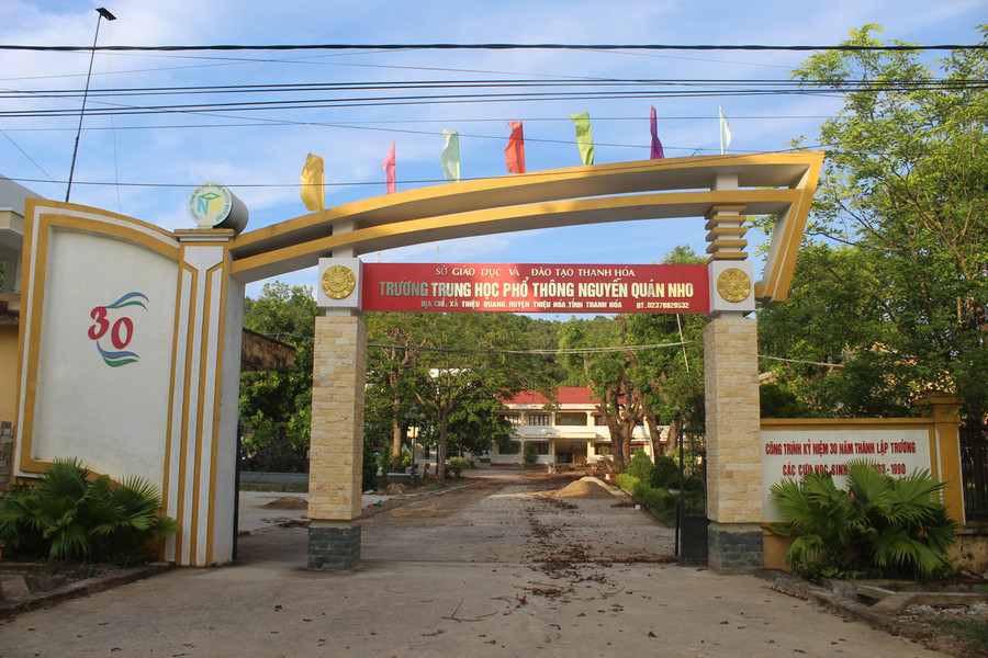 Trường THPT Nguyễn Quán Nho đang sửa sang chuẩn bị đón năm học mới. Ảnh: LT.