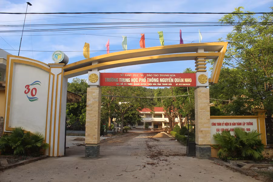 Trường THPT Nguyễn Quán Nho đang sửa sang chuẩn bị đón năm học mới. Ảnh: LT.