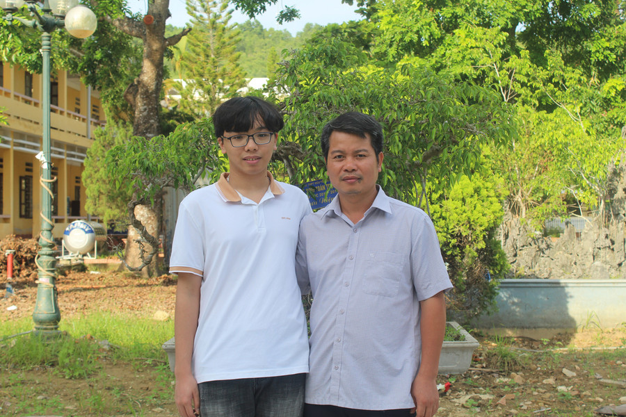 Hải Nam và thầy giáo dạy Toán của mình. Ảnh: LT.