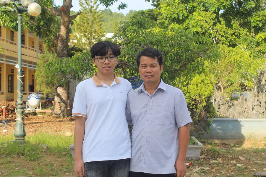 Hải Nam và thầy giáo dạy Toán của mình. Ảnh: LT.