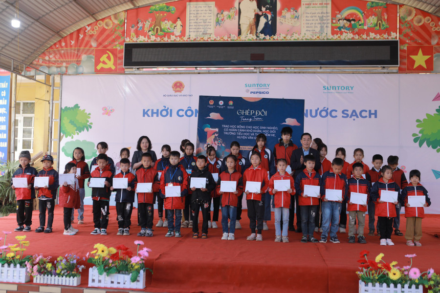 Bộ Giáo dục và Đào tạo và Trung ương Hội Chữ thập đỏ Việt Nam đã tặng các suất học bổng cho học sinh có hoàn cảnh khó khăn. Bộ Giáo dục và Đào tạo và Trung ương Hội Chữ thập đỏ Việt Nam đã tặng các suất học bổng cho học sinh có hoàn cảnh khó khăn.