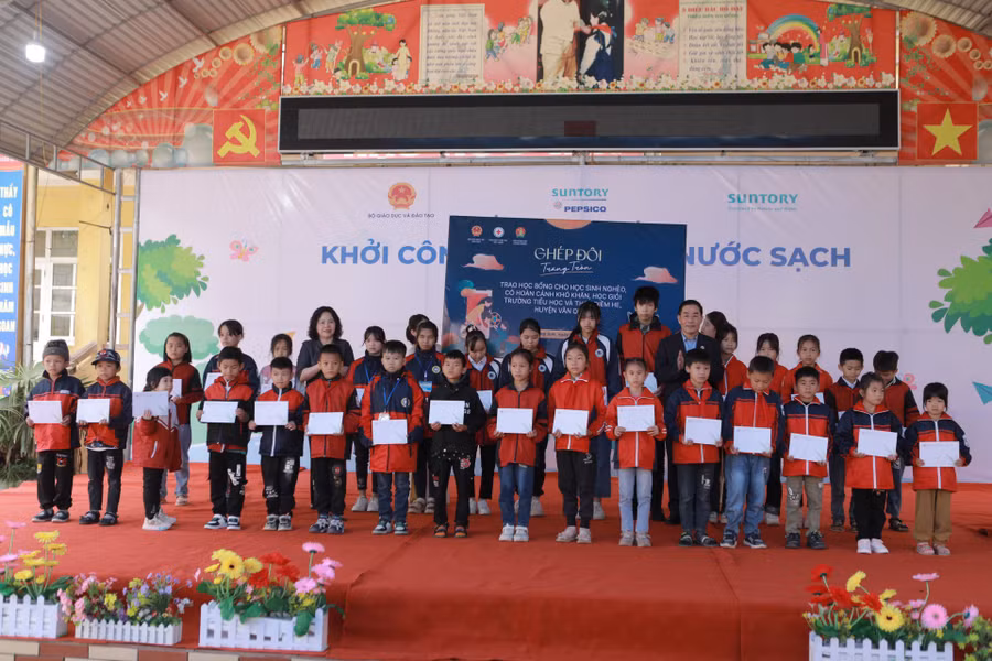 Bộ Giáo dục và Đào tạo và Trung ương Hội Chữ thập đỏ Việt Nam đã tặng các suất học bổng cho học sinh có hoàn cảnh khó khăn.