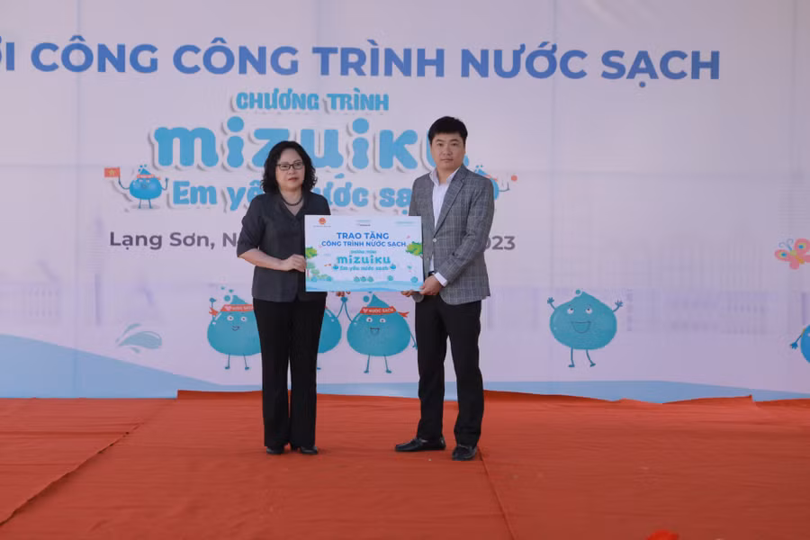 Thứ trưởng Bộ GD&amp;ĐT - Ngô Thị Minh nhấn mạnh đến tầm quan trọng của nước sạch, đồng thời ghi nhận và đánh giá cao chương trình “Mizuiku - Em yêu nước sạch”.