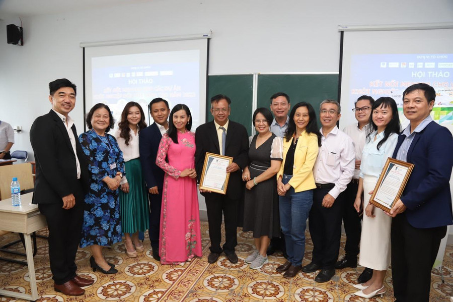Khách mời là các chuyên gia, CEO các đơn vị, Doanh nghiệp chụp ảnh kỉ niệm Khách mời là các chuyên gia, CEO các đơn vị, Doanh nghiệp chụp ảnh kỉ niệm