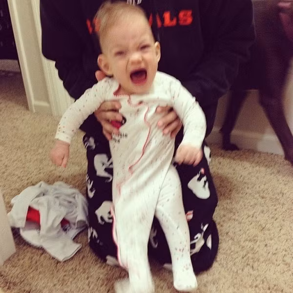 Chỉ có các ông bố mới nghĩ ra cách mặc pyjama độc chiêu thế này và chắc chắn chính bố cũng không thể mặc lại như thế lần thứ 2.