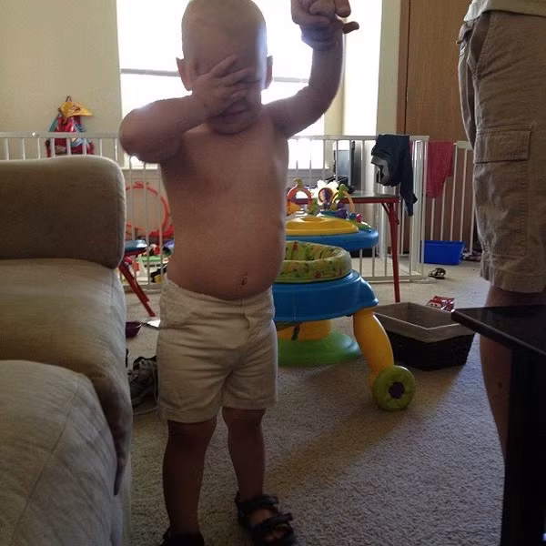 Sao bố không kéo được quần lên cao hơn nhỉ mẹ ơi!!!!!!!!!!!!