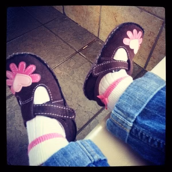 Làm sao con đi bộ được bố ơi?!?