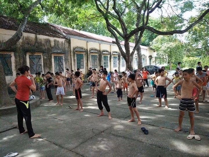 Không có bể bơi hiện đại nhưng Trường tiểu học Hoằng Quỳ (huyện Hoằng Hóa, Thanh Hóa) vẫn tạo cho học sinh một sân chơi hào hứng và bổ ích.