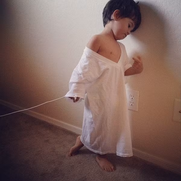 Bố sẽ mặc cho con bất cứ thứ gì họ tìm thấy đầu tiên.