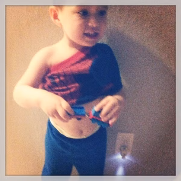 Sao mãi bố chẳng tìm thấy tay áo đâu cả nhỉ?