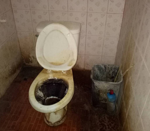 Bồn cầu đen kịt. Bồn cầu đen kịt. Ảnh: Taraporn Nutsati