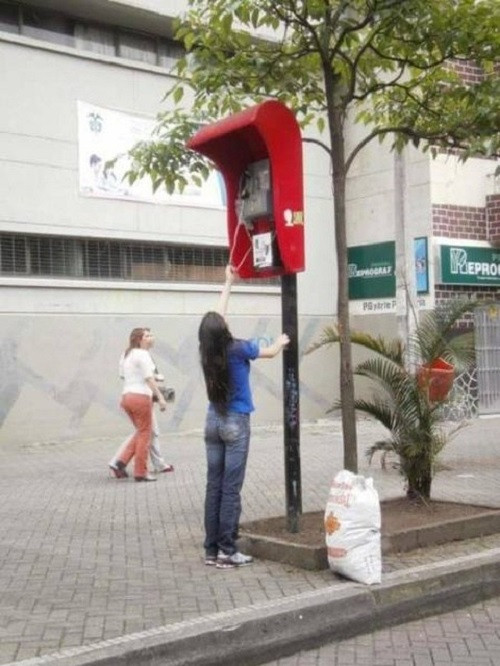 Điện thoại công cộng không dành cho người bình thường. Điện thoại công cộng không dành cho người bình thường.