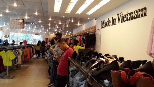 Trong khi nhiều người tiêu dùng Việt sính ngoại thì hàng “ngoại” kém chất lượng lại đội lốt “made in Vietnam” để dễ bán trên thị trường