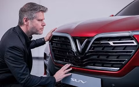 Ô tô VinFast ra mắt hoành tráng ở Paris, nhưng lại giới thiệu đến người tiêu dùng trên trang bán hàng trực tuyến quen thuộc với nhiều bà nội trợ