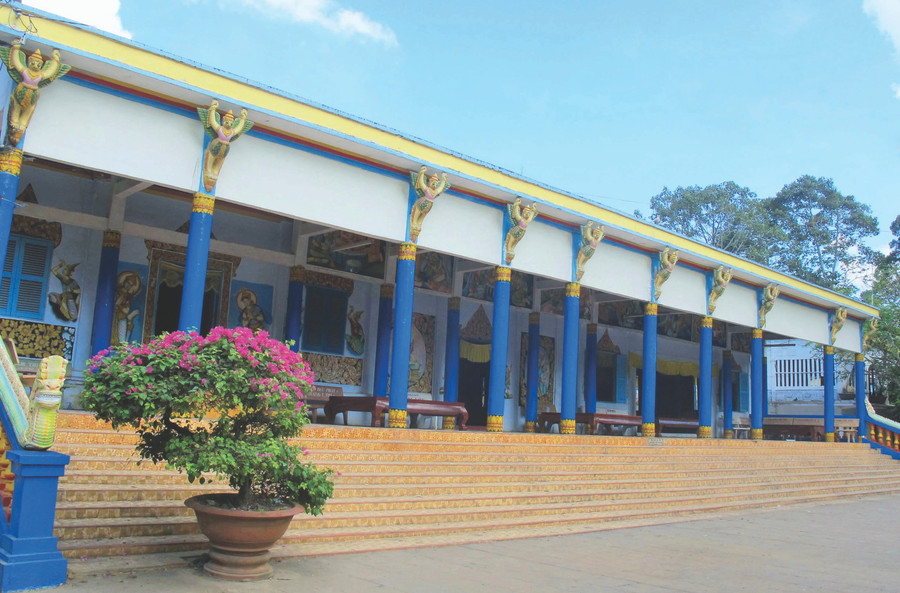 Hàng cột đỡ tô điểm bởi hình tượng chim thần