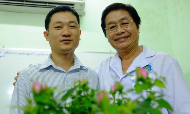 Anh Đồng khoẻ mạnh hội ngộ bác sĩ Trường trong lần tái khám kiểm tra sức khoẻ mới đây. Ảnh: L.P