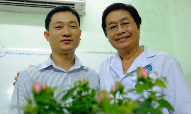 Anh Đồng khoẻ mạnh hội ngộ bác sĩ Trường trong lần tái khám kiểm tra sức khoẻ mới đây. Ảnh: L.P