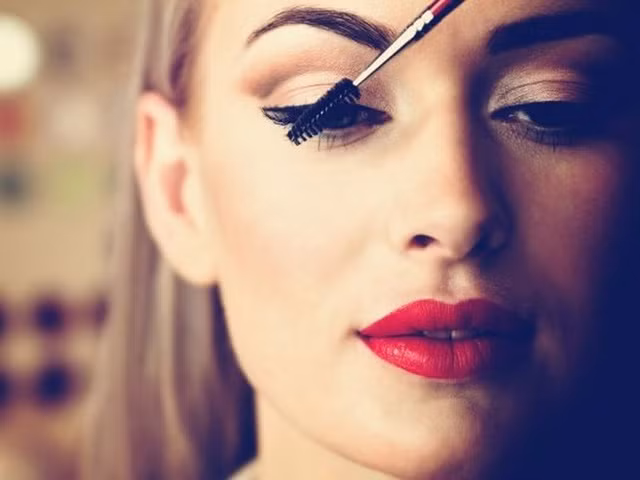  Làm đẹp thái quá: Làm mình đẹp lên trong mắt bạn trai là điều đáng khuyến khích nhưng nếu vì thế mà bạn luôn chú trọng vào việc làm đẹp với màu tóc quá sáng hoặc đôi môi luôn đỏ rực hay hàng lông mi giả lúc nào cũng nặng nề trên mắt, như vậy bạn đã làm mất đi vẻ đẹp tự nhiên của mình. 