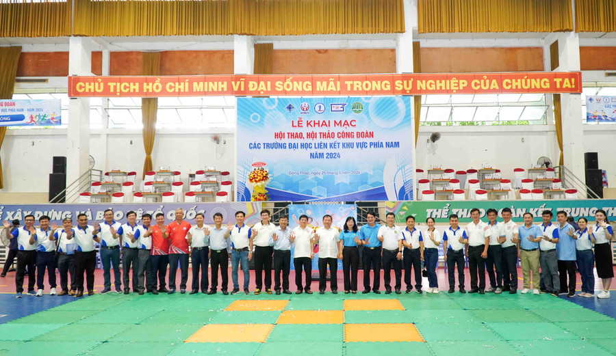 Các đại biểu tham gia lễ khai mạc hội thao chụp ảnh lưu niệm.