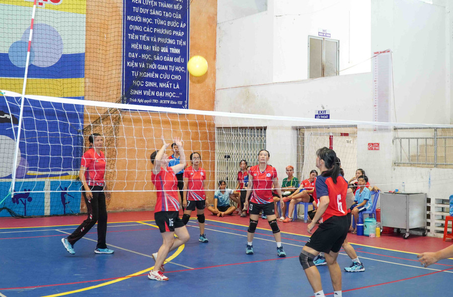 Các vận động viên nữ tranh tài bóng chuyền hơi.