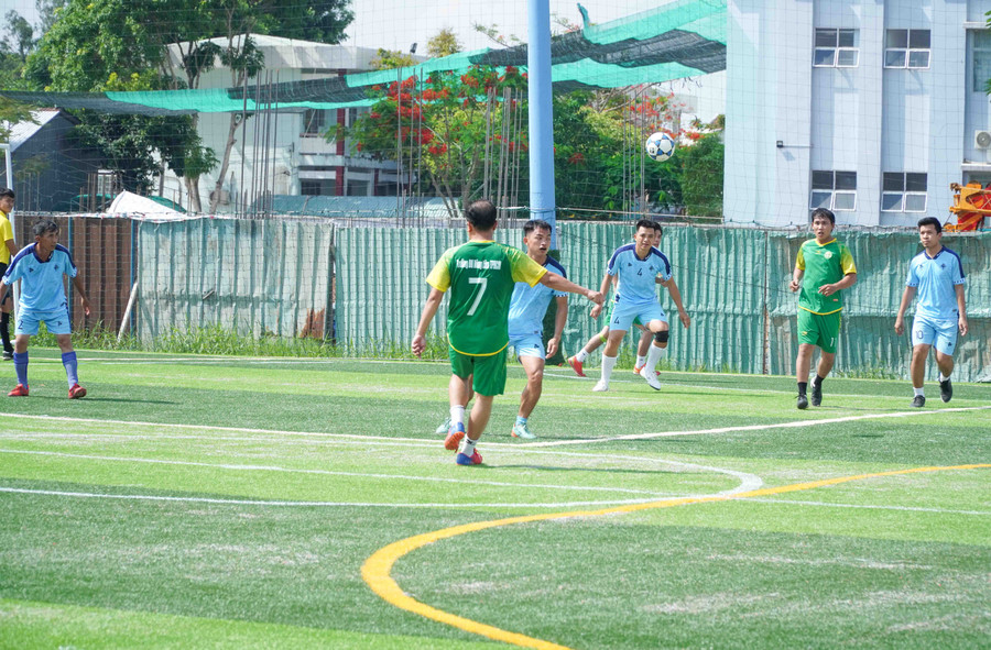 Thi đấu bóng đá sân mini tại hội thao.