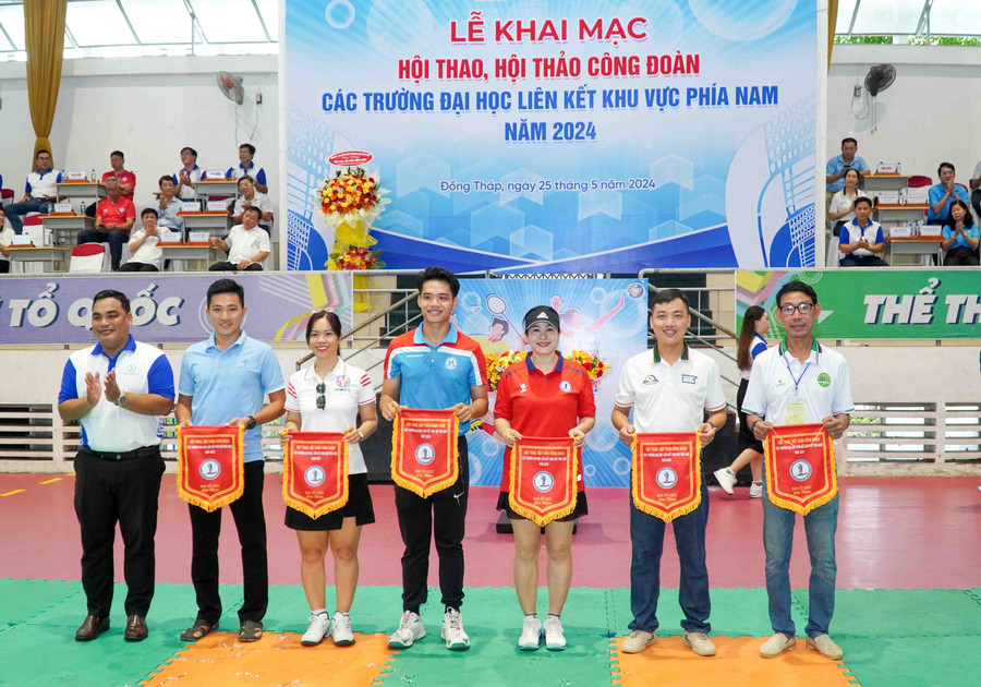 Ông Phạm Văn Hiệp, Chủ tịch công đoàn - Trường ĐH Đồng Tháp trao tặng cờ lưu niệm cho đại diện Công đoàn các trường.