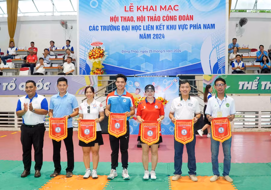 Ông Phạm Văn Hiệp, Chủ tịch công đoàn - Trường ĐH Đồng Tháp trao tặng cờ lưu niệm cho đại diện Công đoàn các trường.