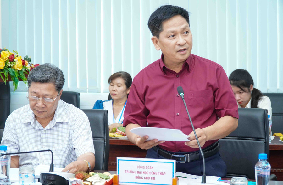 Ông Cao Dao Thép, Phó Hiệu trưởng Trường ĐH Đồng Tháp trao đổi tại hội thảo. Ông Cao Dao Thép, Phó Hiệu trưởng Trường ĐH Đồng Tháp trao đổi tại hội thảo.