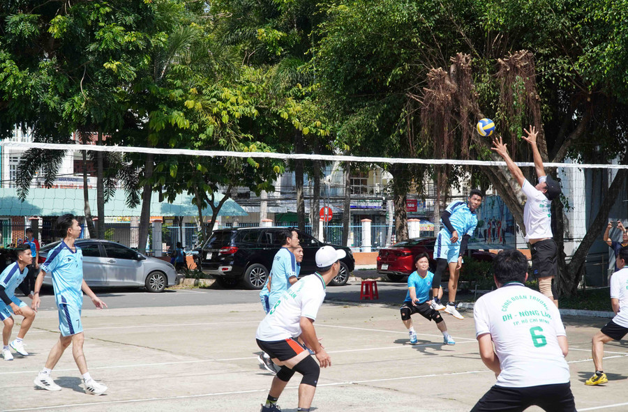 Các vận động viên nam thi đấu bóng chuyền tại hội thao.