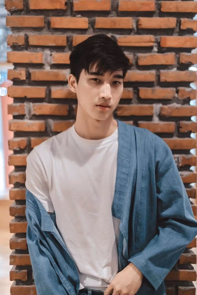 Noh Thongpaseuth (20 tuổi) sinh ra và lớn lên ở thủ đô Viêng Chăn (Lào). Hiện tại Noh đang theo học ngành Kinh doanh quốc tế của trường ĐH Tôn Đức Thắng (TP. HCM).