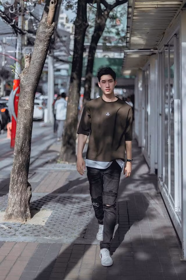 Đam mê thời trang từ rất sớm nên Noh đã có 3 năm kinh nghiệm làm người mẫu ảnh. Cậu bạn chỉ nhận chụp mẫu khi rảnh và làm chủ yếu ở Thái Lan.