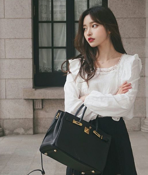 Bộ trang phục của bạn tuy có giá bình dân nhưng trông vẫn sẽ đẳng cấp hơn nhiều nếu bạn mạnh tay kết hợp cùng phụ kiện hàng hiệu. Túi xách đắt tiền là thứ đáng để đầu tư để có diện mạo thật sang chảnh.