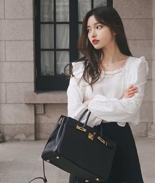 Bộ trang phục của bạn tuy có giá bình dân nhưng trông vẫn sẽ đẳng cấp hơn nhiều nếu bạn mạnh tay kết hợp cùng phụ kiện hàng hiệu. Túi xách đắt tiền là thứ đáng để đầu tư để có diện mạo thật sang chảnh.