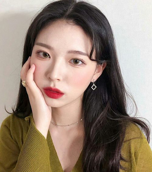 Đừng quá tham lam chi tiết, đặc biệt là đủ kiểu trang sức vàng bạc, to nhỏ khác nhau sẽ dễ khiến bạn trông sến sẩm. Muốn làm điệu cho vẻ ngoài, chỉ cần những món phụ kiện nhỏ xinh như một đôi bông tai, một chiếc vòng cổ bản mảnh... là đã đủ.