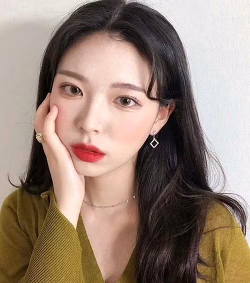 Đừng quá tham lam chi tiết, đặc biệt là đủ kiểu trang sức vàng bạc, to nhỏ khác nhau sẽ dễ khiến bạn trông sến sẩm. Muốn làm điệu cho vẻ ngoài, chỉ cần những món phụ kiện nhỏ xinh như một đôi bông tai, một chiếc vòng cổ bản mảnh... là đã đủ.