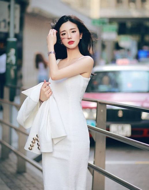 Đừng để kích thước bộ trang phục tố cáo bạn đang diện đồ giá bình dân. Một bộ cánh trông sẽ đẳng cấp hơn nếu nó vừa vặn giống như được may đo cho riêng bạn vậy. Hãy để ý các chi tiết vai áo, ngực, eođể đảm bảo trang phục không quá rộng, không quá chật, khi mặc lên vừa tự tin lại vừa tôn dáng.