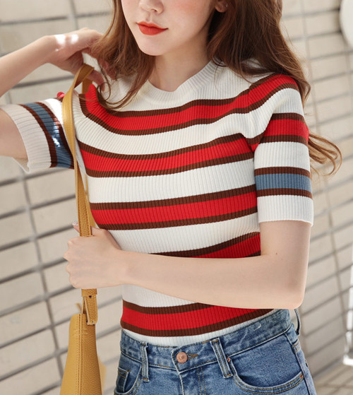 Bạn có thể không sắm đồ với chất liệu quá cao cấp, đắt tiền nhưng hãy luôn diện một bộ cánh thật chỉn chu, bề mặt vải không bị bong sờn, xù lông. Một chiếc áo với chất liệu dễ dão, chảy xệ sẽ khiến bạn trông thiếu sang trọng.