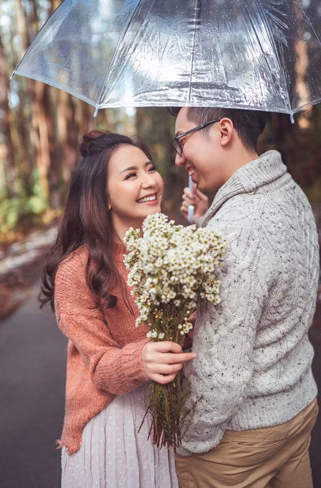 Còn Trà, từ lần đầu gặp mặt cũng đã thầm khen anh chàng đẹp trai, ăn nói có duyên.