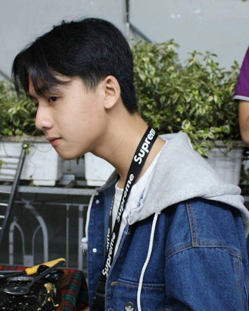 Ngoài đẹp trai, hoà đồng Hồng Đức được nhiều người yêu mến bởi việc rất tích cực tham gia các hoạt động văn nghệ, phong trào của trường lớp. Ngoài đẹp trai, hoà đồng Hồng Đức được nhiều người yêu mến bởi việc rất tích cực tham gia các hoạt động văn nghệ, phong trào của trường lớp.