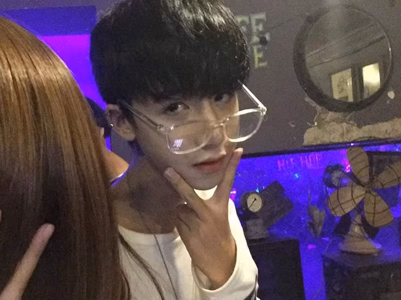 Được biết Lý Hồng Đức sinh năm 2003 tại Nha Trang. Hiện tại, Hồng Đức đang là học sinh trường THPT Ischool Nha Trang.Đức có khá nhiều tài lẻ về nghệ thuật như: ca hát, hội họa...