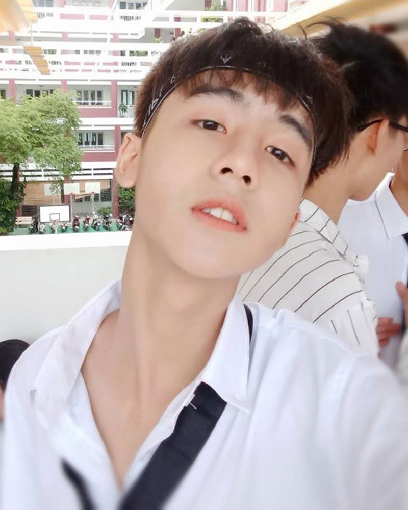 Tuy mới học lớp 10, nhưng cậu bạn cũng đã có một nguồn thu nhập từ việc làm quảng cáo trên chính trang facebook cá nhân của mình cho các nhãn hiệu. Tuy mới học lớp 10, nhưng cậu bạn cũng đã có một nguồn thu nhập từ việc làm quảng cáo trên chính trang facebook cá nhân của mình cho các nhãn hiệu.